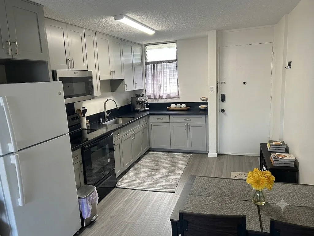2 bed, 700 sqft, $3,200 — Photo 3