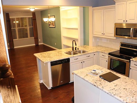 3rd image of 104 Mount Evans Dr