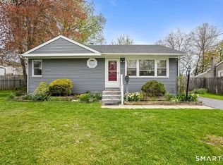 40 Compass Ln, West Haven, CT 06516
