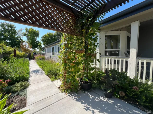 94 Leisure Park Circle, Santa Rosa, CA 95401