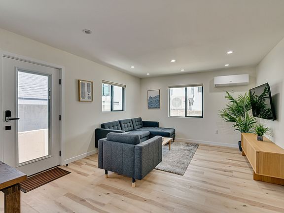 5th image of 918 N San Vicente Blvd #D