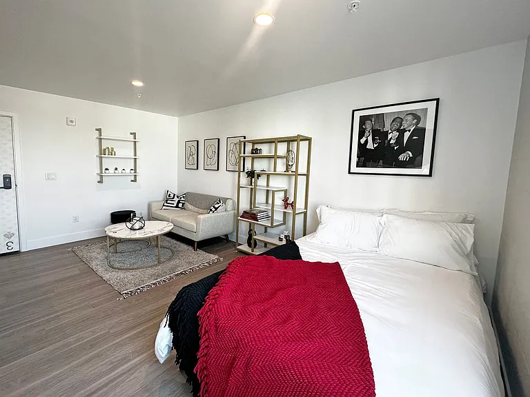 DLUX Lofts - Modern Downtown Studios — Photo 58