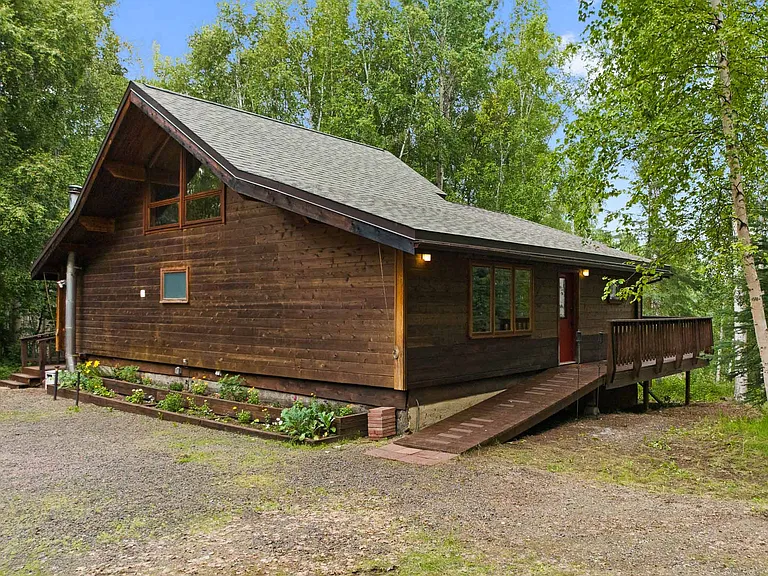 726 Goldfinch Rd — Photo 2