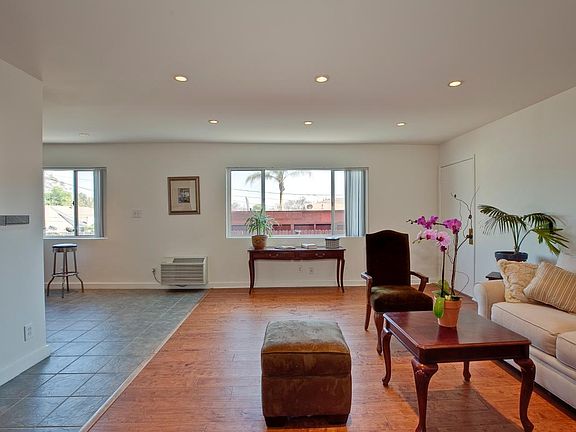 BRIGHT LIVING ROOM