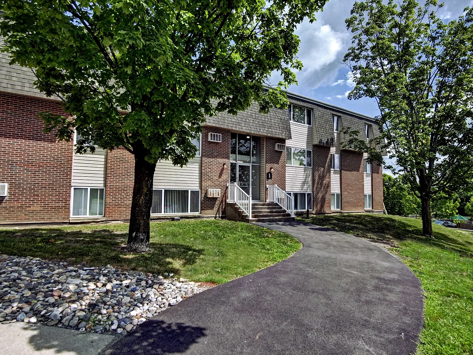 Highland Club Apartments — Photo 2