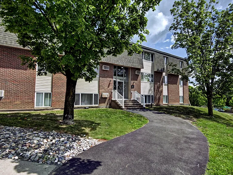 Highland Club Apartments — Photo 2