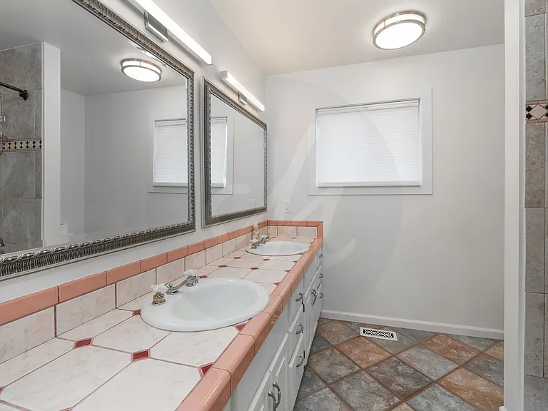 565 Wycliffe Dr — Photo 13
