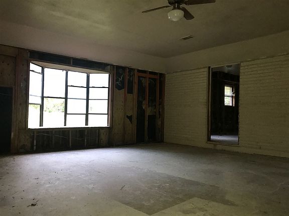 4th image of 890 Lost Lake Ln