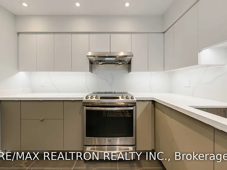 30 Greenfield Ave #905 — Photo 8