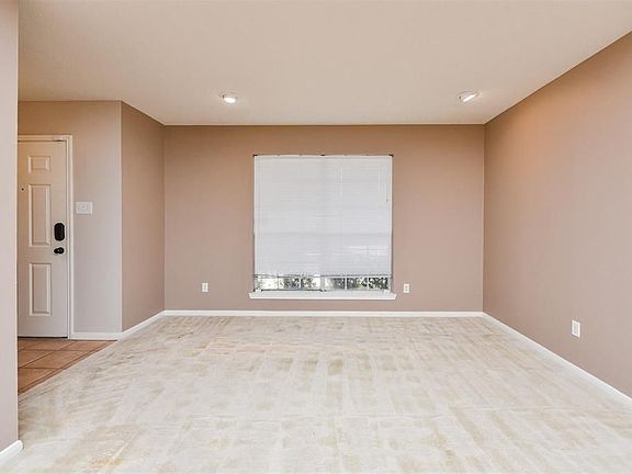 5th image of 619 Oak Berry Dr