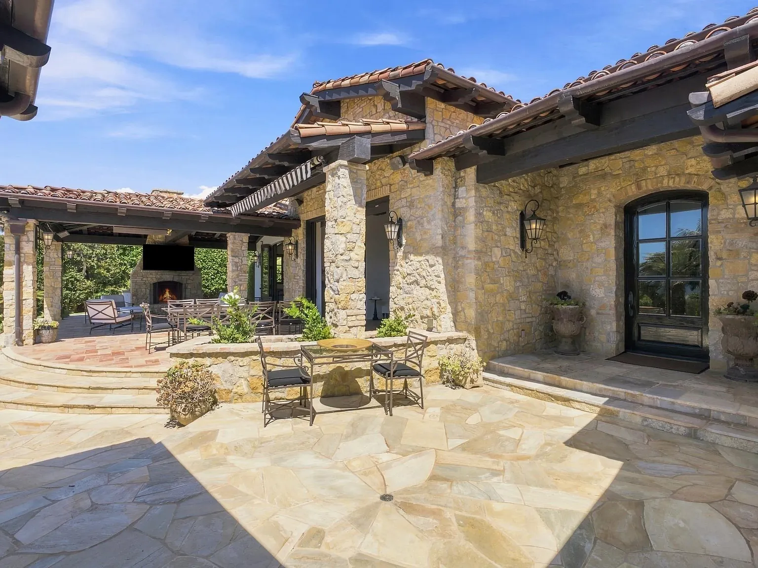 5 bed, 5.5 bath, 5914 sqft, $35,000 — Photo 3