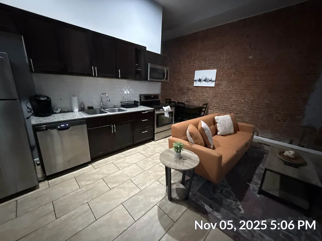 2 bed, 700 sqft, $1,900 — Photo 2