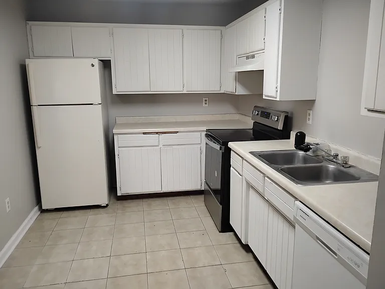2277 Holloway Ave E — Photo 2