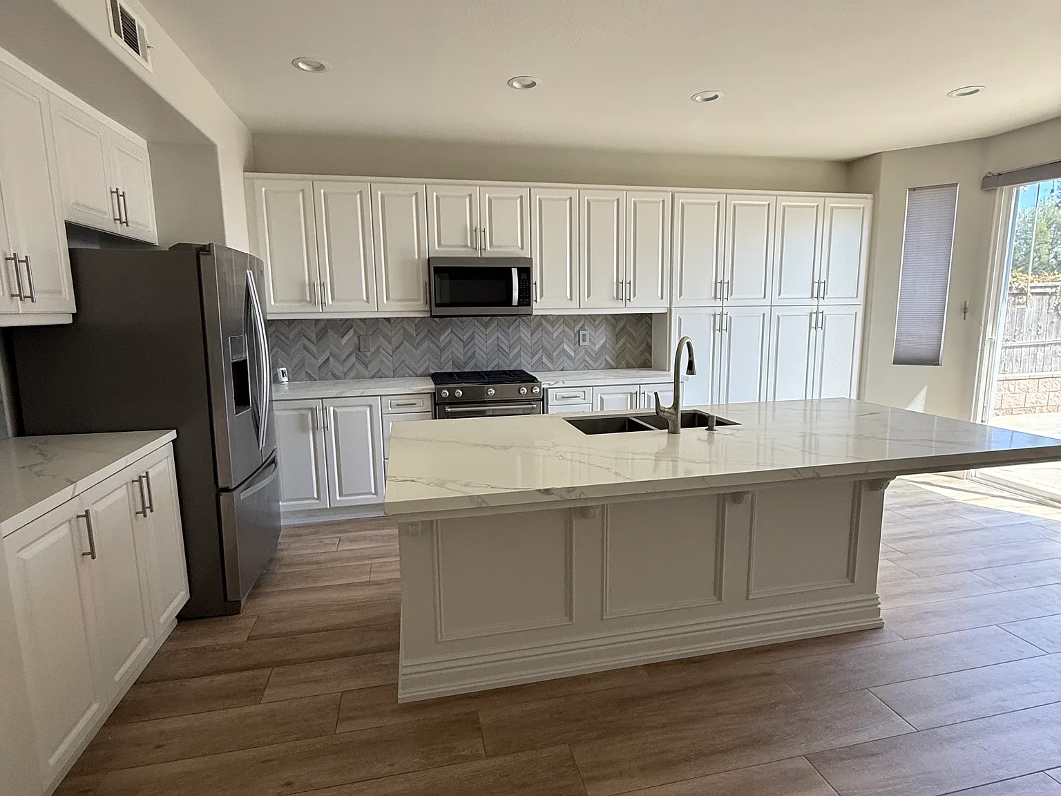 3 bed, 2200 sqft, $5,500 — Photo 4