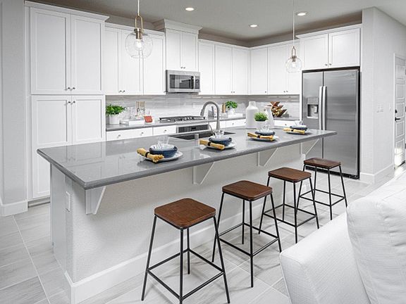 Kitchen with Island - Pic 2
