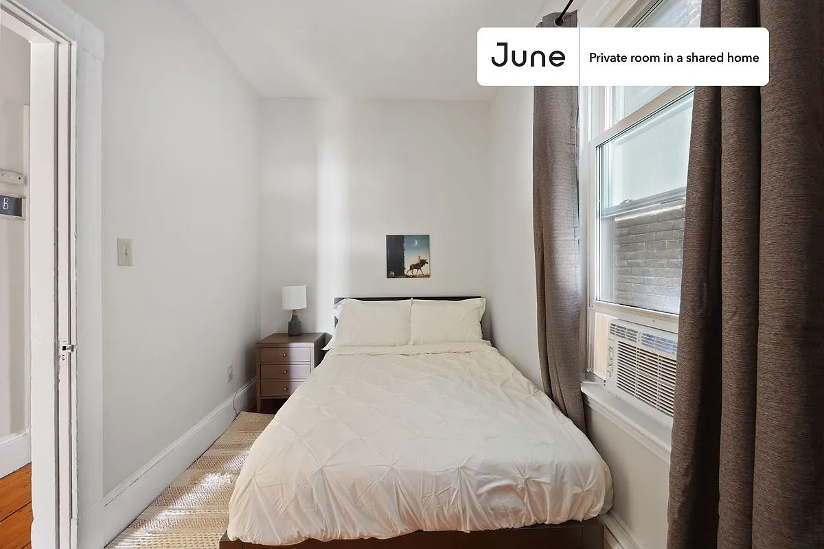 Full bedroom in 4 bed/1 bath home in Roxbury #888 D — Photo 2