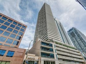 2221 Yonge St