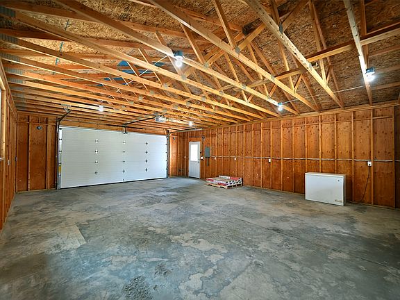 4th image of 302 Gateway St