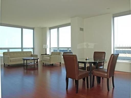 4th image of 1841 S Calumet Ave APT 1307
