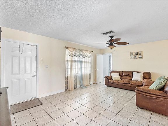 4th image of 601 SW 79th Avenue