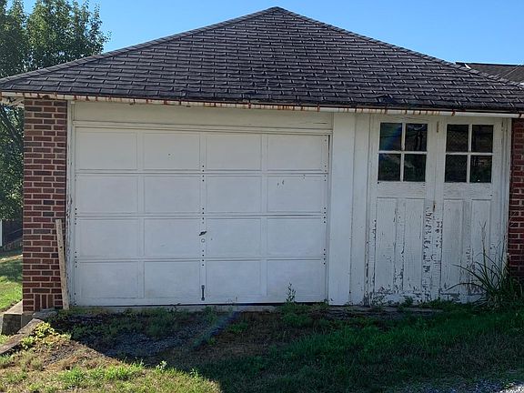 1 1/2 detached garage