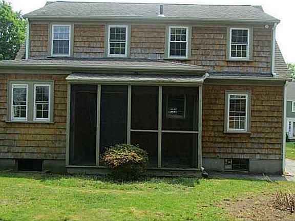 2nd image of 18 Oriole St E