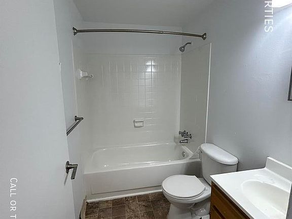 5th image of 692 Villa Dr