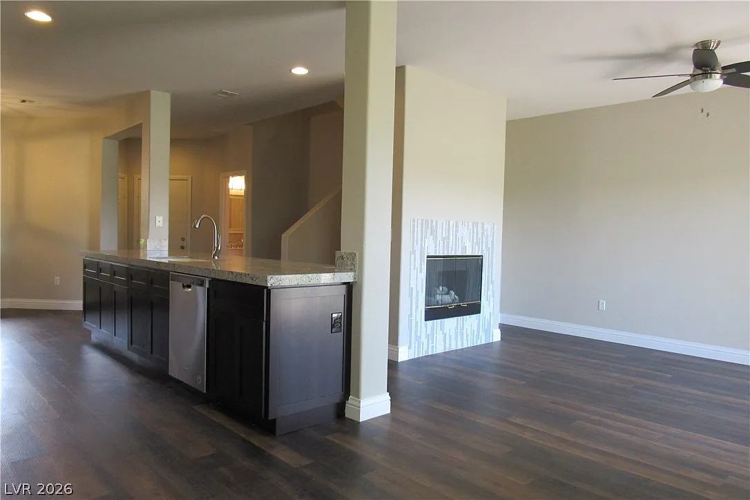 3 bed, 2.5 bath, 1601 sqft, $2,275 — Photo 3