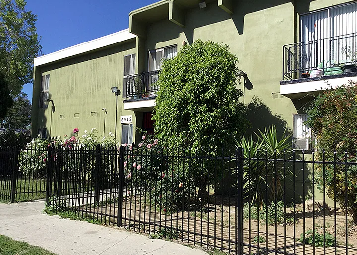 2 bed, 1.5 bath, 800 sqft, $2,500 — Photo 3