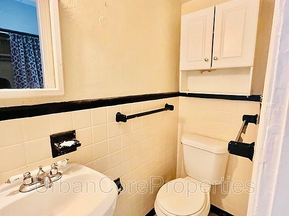 4th image of 1023 Locust St NE APT 2