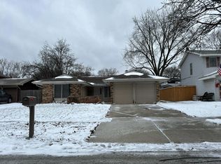 121 Newport Dr, Bolingbrook, IL 60440