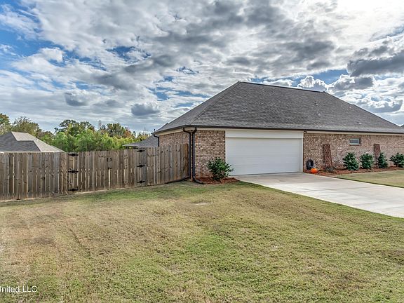 3rd image of 104 Woodscape Dr