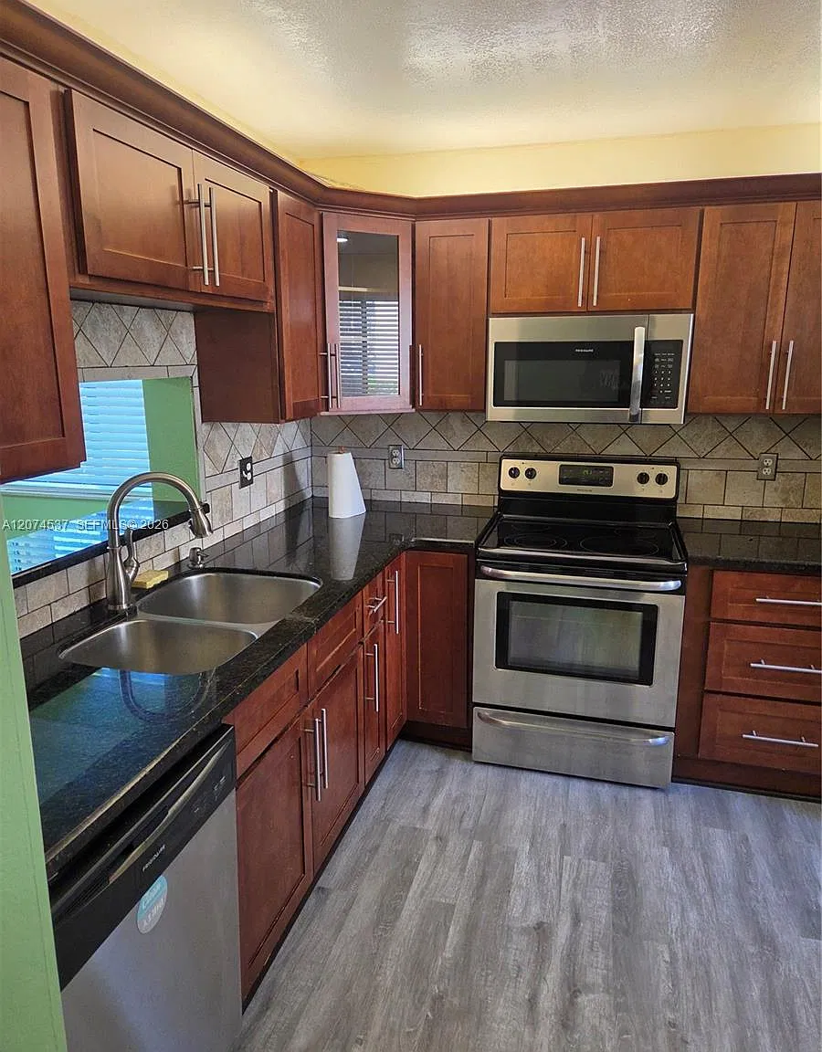 Royale Gardens Condo — Photo 4