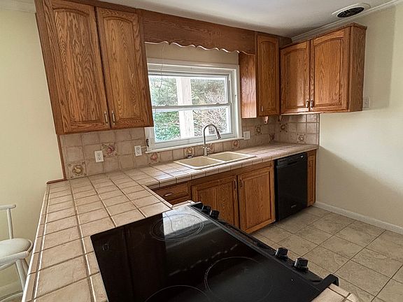 5th image of 223 Daniel Dr
