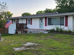 6618 NW Cross Rd, Parkville, MO 64152