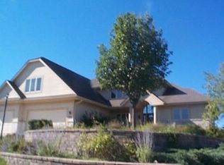 512 Oakmont Dr, Waukesha, WI
