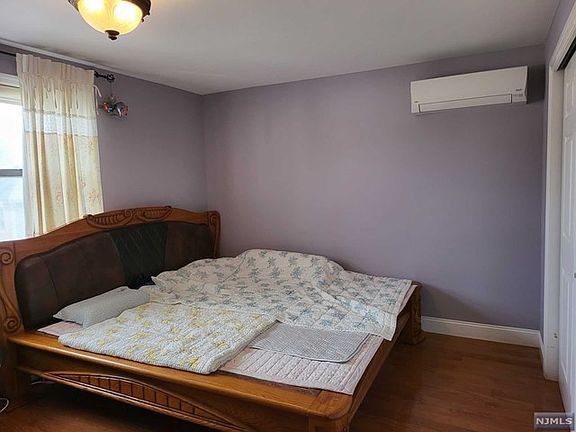 4th image of 2045 Marguerite St Floor 2