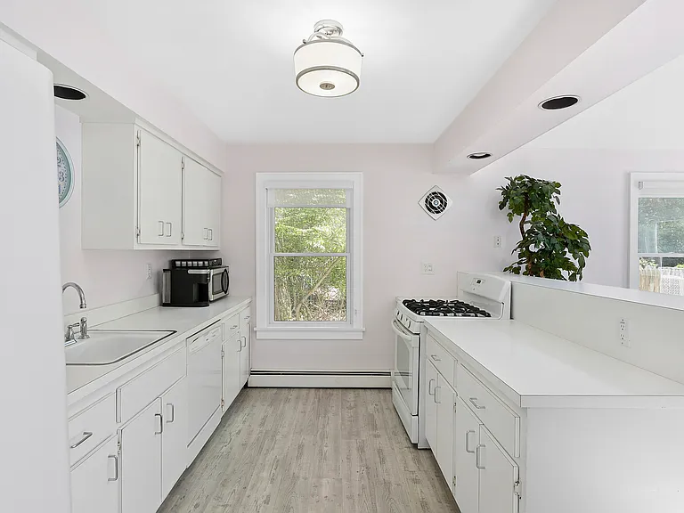 37 Halsey Rd — Photo 4