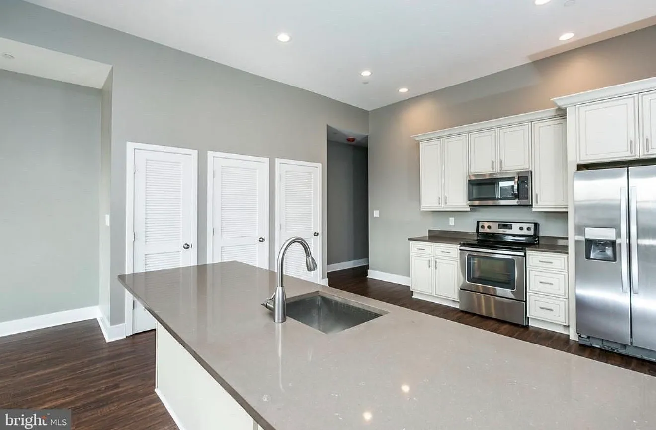 2 bed, 2.5 bath, 1200 sqft, $2,400 — Photo 3