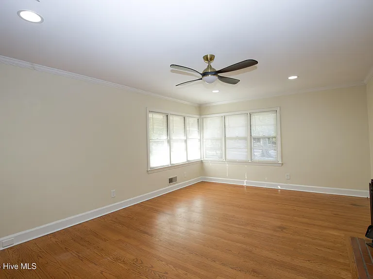 345 E New Hampshire Ave — Photo 5