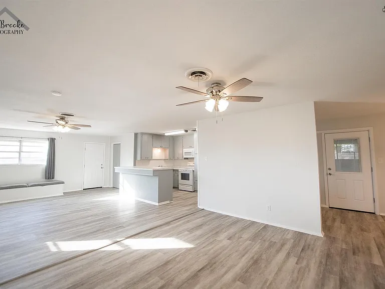1020 W Cornelia Ave — Photo 4