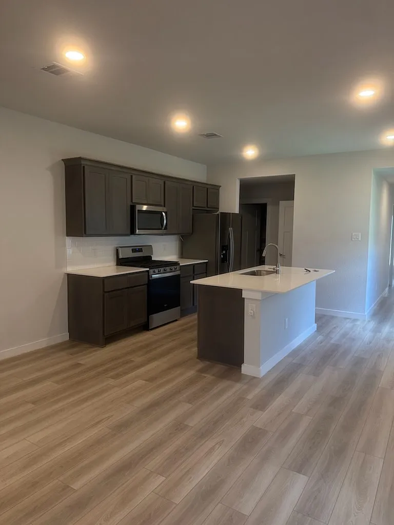 3 bed, 1489 sqft, $2,100 — Photo 3