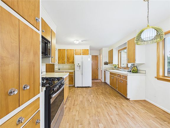 4th image of 2020 Baird Rd