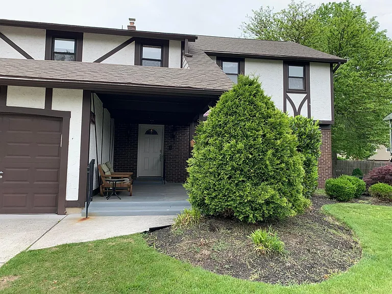 1613 Mayflower Ln — Photo 4