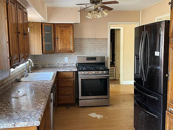 3rd image of 1404 Oxford Way