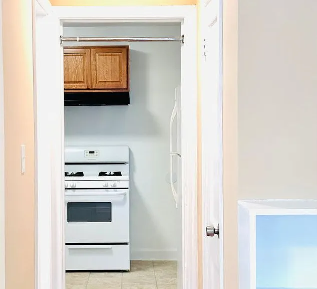 907 Hudson Ave — Photo 13