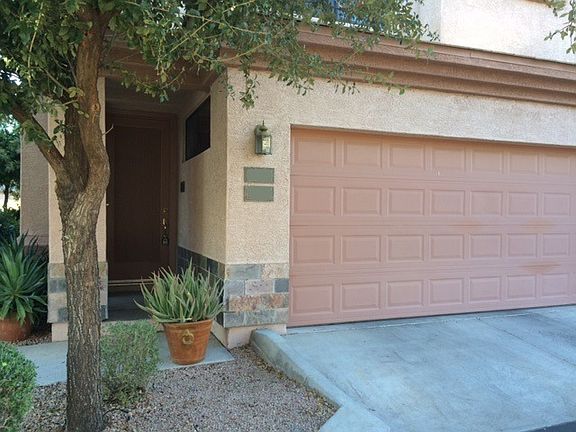 Entrance with direct access from garage