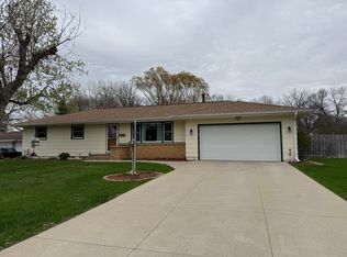 823 Apgar St S, Shakopee, MN 55379