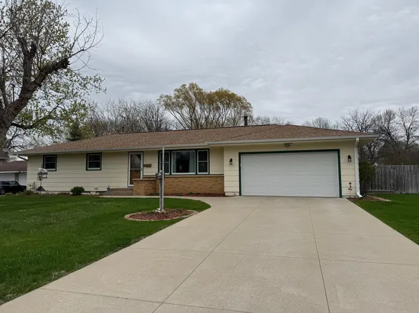 823 Apgar St S, Shakopee, MN 55379