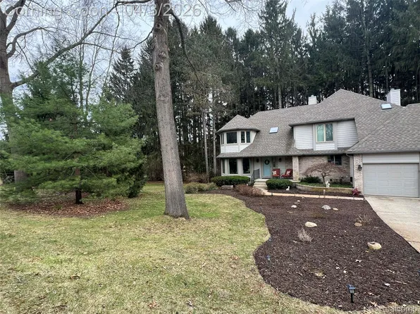 9641 Rolling Greens Dr, Pinckney, MI 48169